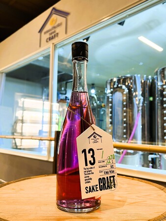 神戸産の赤ワイン用ぶどうを使用した魅惑的なSAKE「HAKUTSURU SAKE CRAFT No.13」を11 月8 日(土)から白鶴酒造資料館で273 本限定発売！　～日本酒とワインの夢のコラボ～