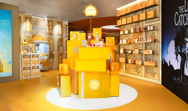 ロクシタン SHIBUYA TOKYOがホリデーの世界に。豪華ギフトをキャッチできるクレーンゲームも登場。