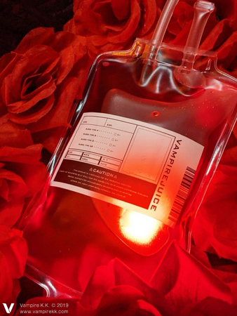 ハロウィンに最適───”輸血パックから飲む背徳感”輸血パックジュース発売のお知らせ。
