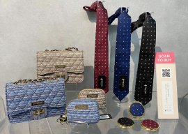 店頭では京織マトラッセバッグとコインケース、西陣織ネクタイ18. HOKUSAIとお揃いの西陣織コンパクトミラー18. HOKUSAIを展示しております。 店頭では京織マトラッセバッグとコインケース、西陣織ネクタイ18. HOKUSAIとお揃いの西陣織コンパクトミラー18. HOKUSAIを展示しております。