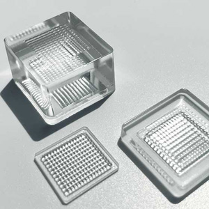 成型可能な深紫外線透過ガラス、高い拡散効果と安定した配光特性を誇る乳白拡散ガラス、一体成型の両面レンズアレイを展示