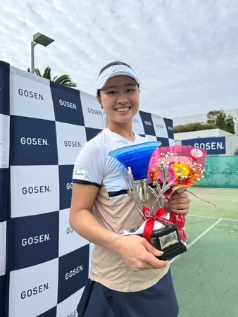 プロテニスプレイヤー齋藤咲良選手 ″国内で開催されたＩＴＦ（国際テニス連盟）ワールドテニスツアーＷ35　「ＧＯＳＥＮＣＵＰ牧之原国際レディースオープンテニストーナメント」″見事単複2冠達成！