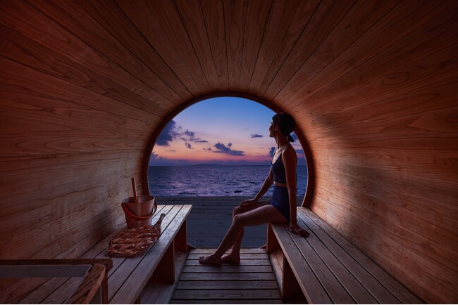 【リゾナーレ小浜島】夕暮れの絶景を望むサウナで、さとうきびが香る熱波に包まれる「さとうきびサウナ」を提供