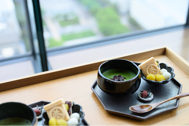 冬の青空を眺めながら味わう、香り豊かな抹茶ぜんざい。天空の茶室で余白を愉しむ時間を／ザ ロイヤルパークホテル アイコニック 名古屋