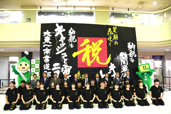 ダイナミックに筆が躍る、圧巻の書道パフォーマンスを間近で!