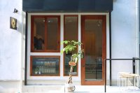 国士舘大学の南泰裕教授と学生らが地域住民の家屋をリノベーション、地域に開かれた「豪徳寺カフェ」としてオープン