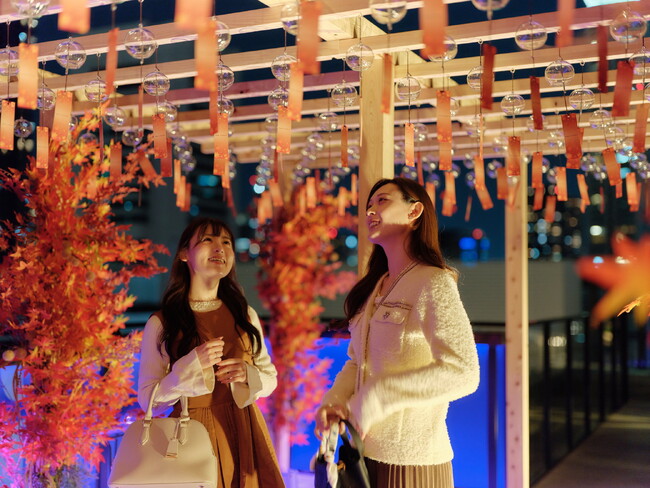 フォトジェニックな秋の非日常体験！ライフスタイルホテル「THE LIVELY 大阪本町」に、秋の夜長に揺れる風鈴アートが登場。宿泊者以外も楽しめる、ルーフトップテラスでの季節限定企画を開催。