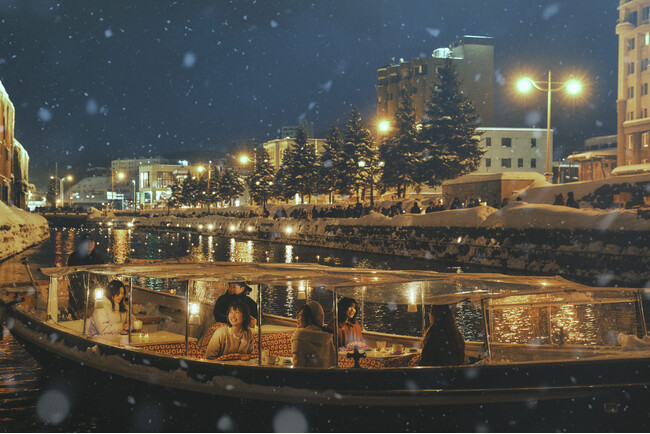【OMO5小樽】船上のこたつに包まれ、雪が降り積もるレトロな街並みを眺める「小樽運河こたつクルージング」今年も開催