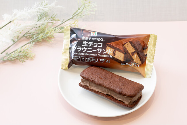 濃厚生チョコソース入りのアイスをブラウニー生地で贅沢にサンド！「セブンプレミアム 生チョコブラウニーサンド」11月11日（火）より順次発売！