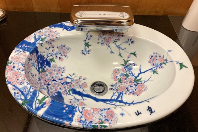 トイレの日|老舗日本料理店が誇る「有田焼のトイレ」を観光客向けに限定公開