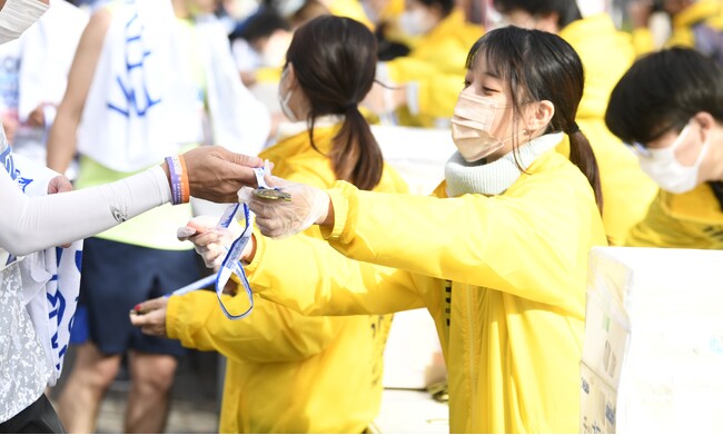 神戸学院大学 約600人の学生ボランティアが11月16日(日)開催神戸マラソン2025の運営を支援！