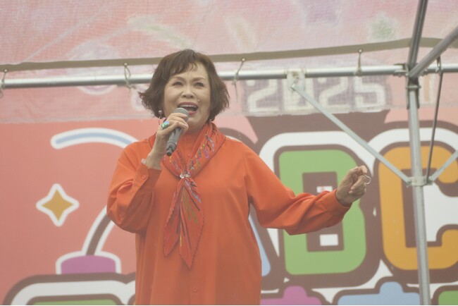 ６年ぶりに上沼恵美子がABCラジオまつりに登場！雨の万博記念公園に歌声が響き渡る。