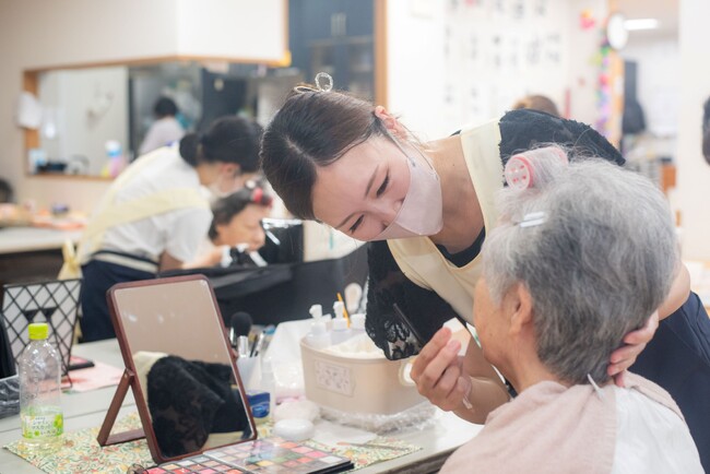 【11月11日は介護の日】美容で高齢者のQOLを支える「ケアビューティスト」が増加中　美容を導入する施設は4年で13倍、介護現場の人材不足の対策としても期待