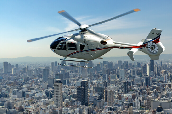 空飛ぶクルマの社会実装に向け、大阪都心屋上の離発着地を活用したヘリコプターによるエアタクシーの運航実証を開始