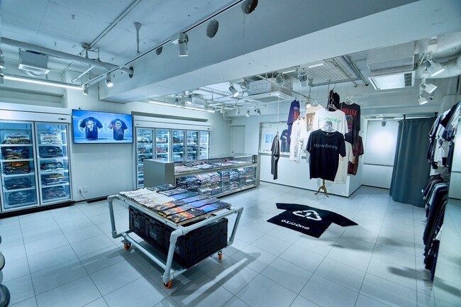 東京・原宿に日本最大級のヴィンテージTシャツ専門店「01:00ne（ワン）」が2025年11月11日にOPEN。カルチャーとアーカイブが交差する新スポット誕生。