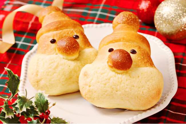 【冬限定！クリスマスパン】チョコクリームをぎゅっと詰め込んだ愛らしい『サンタパン』や『スノーマン』をはじめ、ショートケーキのような味わいを楽しめるデニッシュなどクリスマスシーズンを彩るパンが新発売！