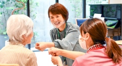 介護の日に考える「つながるケア」──ケア21の有料老人ホームで広がる歌声喫茶イベント