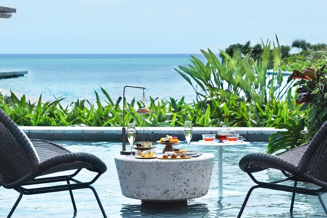 【星のや沖縄】冬も暖かなプールサイドで優雅に過ごしながら、沖縄産ラム酒の芳醇な香りをスイーツで堪能する「琥珀香るアフタヌーンティー」提供