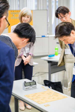 商工会議所からの依頼開催も実現。プロ棋士の戦略的思考を活かす『将棋式』組織開発セミナーが、深刻化する「介護離職」の課題に新たな解決策（一手）を提示する。