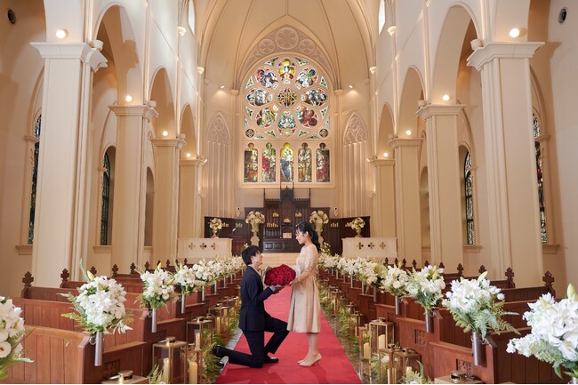 【大宮】ライトアップされたチャペルを二人だけで貸し切るクリスマスプロポーズ！イルミネーションを目の前にレストラン窓際席での豪華ディナーコース付「チャペルdeプロポーズ～クリスマスプラン2025～」