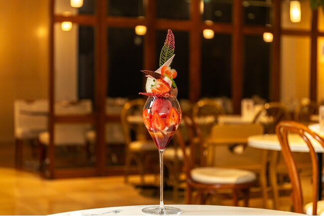 シャンパングラスに入ったラグジュアリーパフェで、バーのようなひとときを　夜だけの特別デザート いちごと洋梨が主役の『パルフェ　ルージュ・エ・ブラン』登場