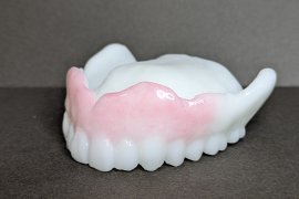 妻もご機嫌、「おやすみ入れ歯」