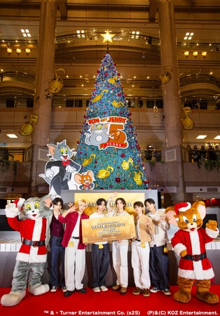 メインツリー「Tom and Jerry MUSIC TREE」点灯式に韓国の6人組ボーイグループ「BOYNEXTDOOR」が登場！