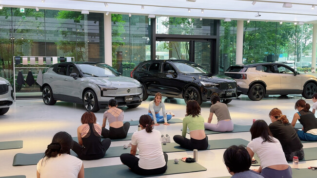 YUMICORE代表・YumicoがVolvo Studio Tokyoにて朝活レッスンを開催 ～肩こり・小顔・姿勢改善に効果的な「呼吸が深まるセルフほぐし」を体験