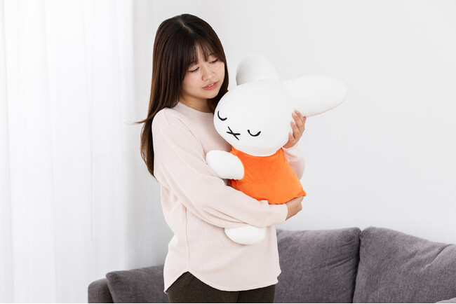 ミッフィーの寝姿が、抱き心地もボリュームも満点のぬいぐるみになって完全受注生産で登場！　『ブルーナ すやすやフレンド 大きなリラックスサイズぬいぐるみ ナインチェ』