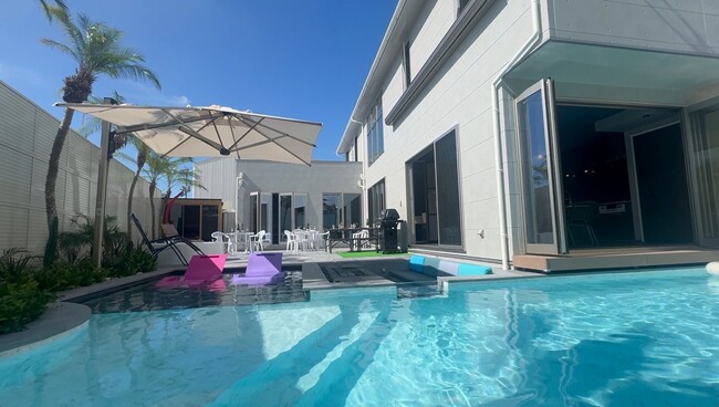 「THE POOL HOUSE TOKYOBAY 」 Christmas＆New year　キャンペーン開催　期間中温水プール化！ プールパーティー宿泊・日帰り、連泊も大歓迎！！