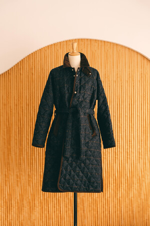〈LAVENHAM for EDIFICE〉「もし70～80年代のシングルラグランコートをLAVENHAMが作ったら」伝統的な英国生地の魅力と現代的なデザインエッセンスを融合したコートを別注。