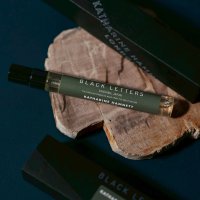 BLACKLETTERS × KATHARINE HAMNETT LONDON黒文字精油と国産ヒノキの間伐材から生まれた“森をまとう香水『悠森 - YUSHIN』”が登場