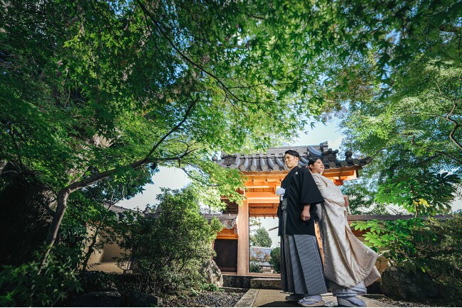 紅葉が見頃を迎える大門寺で叶える「和装ロケーションフォト」INAI WEDDING WASOU大阪店が期間限定プランを発表