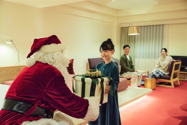 【リゾナーレ八ヶ岳】サンタが部屋にやってくる！イルミネーションが煌めく街で家族の笑顔が溢れるクリスマスステイを提供