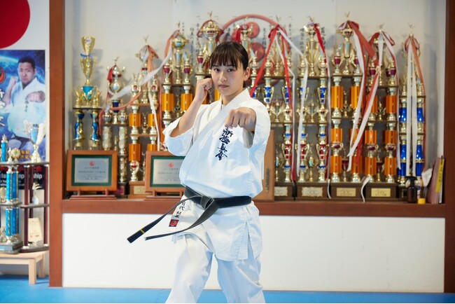 「ABEMA」、大相撲十一月場所中日に世界屈指の空手家・目代結菜がゲスト解説として初登場！「実は稽古で少し相撲のような練習を…」日本空手界の若きエースが相撲の練習を取り入れる理由とは！？