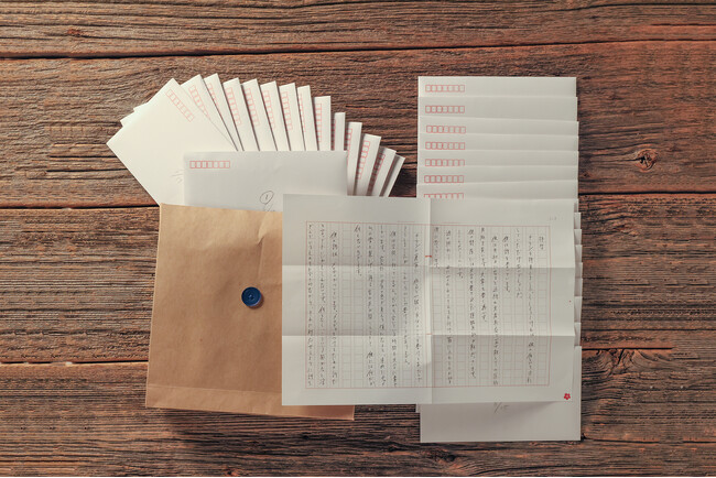 人気アーティスト「ヨルシカ」が封筒32通の“まったく新しい体験型文学”を上梓