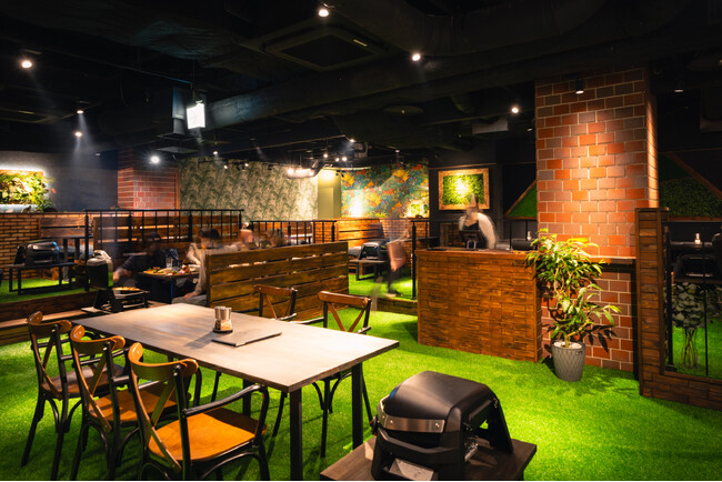 名古屋・栄のど真ん中で“都会派BBQ”-飲み放題付き豪華BBQプラン or チーズフォンデュプラン開始。設備完備で団体宴会もスムーズにご案内できます。