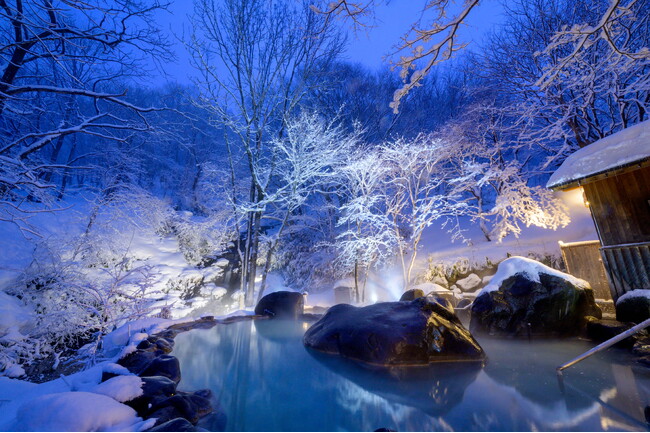 【奥入瀬渓流ホテル】豪雪地・青森の秘境温泉で、大自然の静寂に包まれる「冬の絶景雪見露天」今年も開催