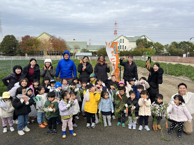 英語で五感いっぱいの “食育” 体験！未就園児・園児が秋の収穫を楽しむ、 アライブインターナショナルスクール（英語の保育園）、自然体験 × 国際教育の学びを提供