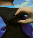 ベストの背中にアップルウォッチを入れるシーン