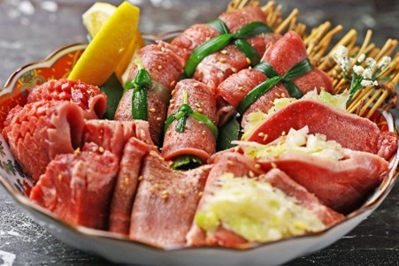 【忘年会早割】コスパ最強の”焼肉食べ放題 カルビとタン 梅田店”8名様以上で最大半額！サイコロを振って運試しキャンペーン開催