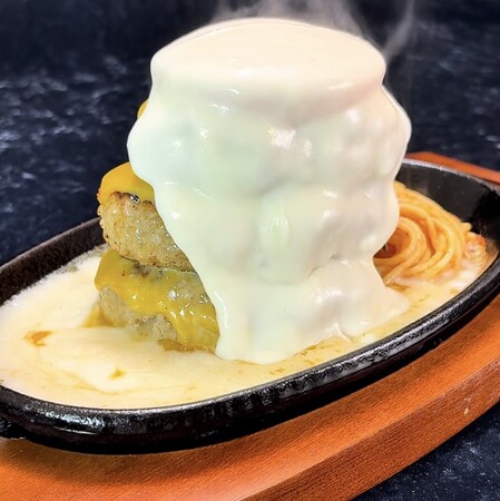 この冬、チーズの海に包まれませんか？チーズヴェールハンバーグが登場！
