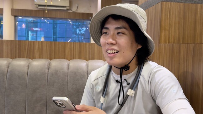 令和ロマン・くるま、インドで”リアル窪塚”に遭遇！イケメンすぎる24歳に「すげぇかっけえわ」 番組ディレクターの奇行に驚愕＆＆呆れ顔？「許せないんだけど」／『世界の果てに、くるま置いてきた』#8