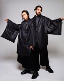 ミハイルギニスアオヤマDFAaward2025受賞キモノコートストール［登録意匠］