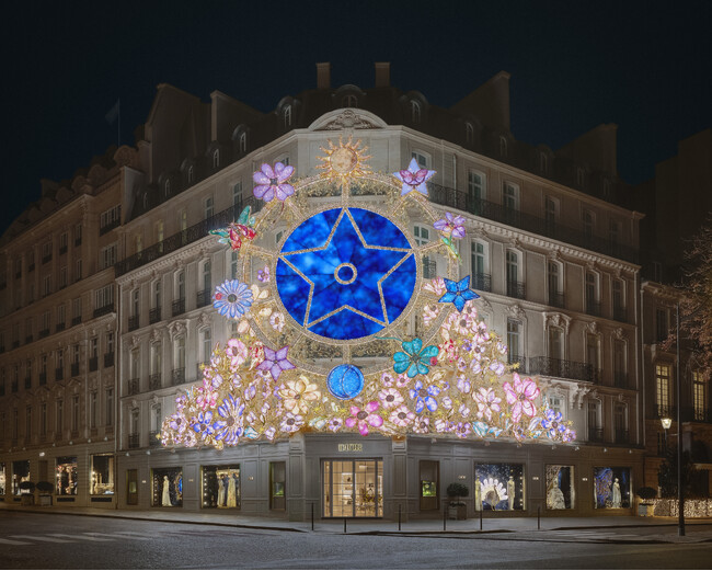 【DIOR】アイコニックな「30 モンテーニュ」に添えられた、夢のようなホリデーシーズンの装飾