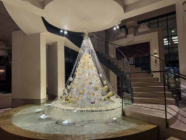 【ホテル日航金沢】水と光が織りなすクリスマスツリー「アクアツリー」がロビーに登場