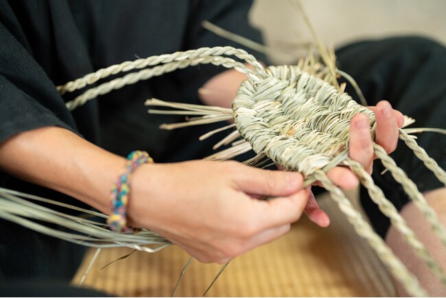 【界 由布院】手業のひととき「わずか7名の作り手が守り継ぐ“幻の素材”七島藺（しちとうい）に触れる～オリジナルバック制作体験～」開催