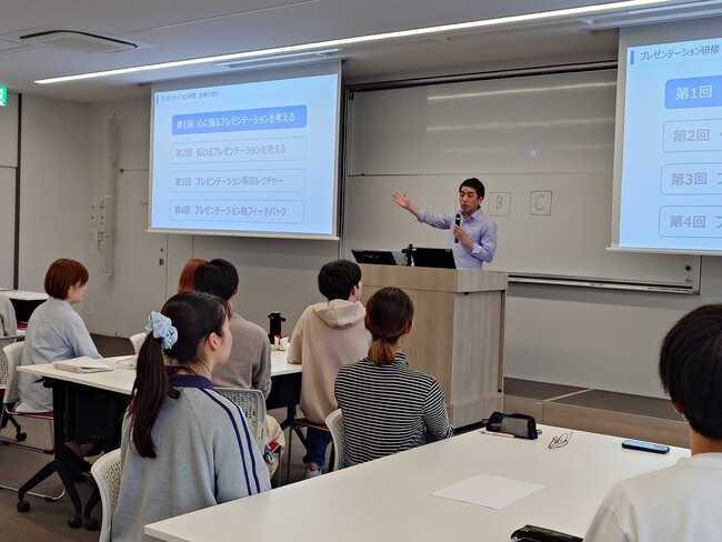 【株式会社マインドシェア】学生の成長が伝わるオープンキャンパスを目指す文教大学へ、学生スタッフのプレゼン研修でサポート