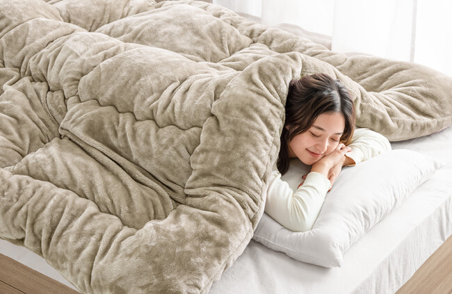 ２年で２万枚突破 「もはや、こたつ。発熱掛け布団」に“極暖”モデルダブルの発熱効果アップで、こたつレベルの暖かさを寝室に再現