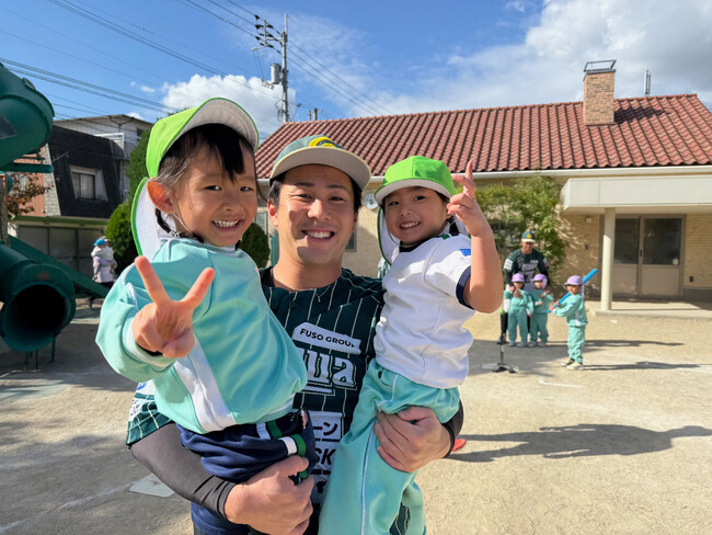 【香川オリーブガイナーズ】150名超の児童がプロ選手と交流。プロ野球選手との「給食交流」「硬式球サイン」に熱狂、球団の地域密着教育活動が次世代育成に貢献